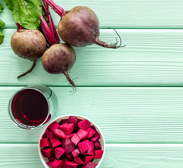 beverage_ingredients_beets raw beets and beet juice on wood background
