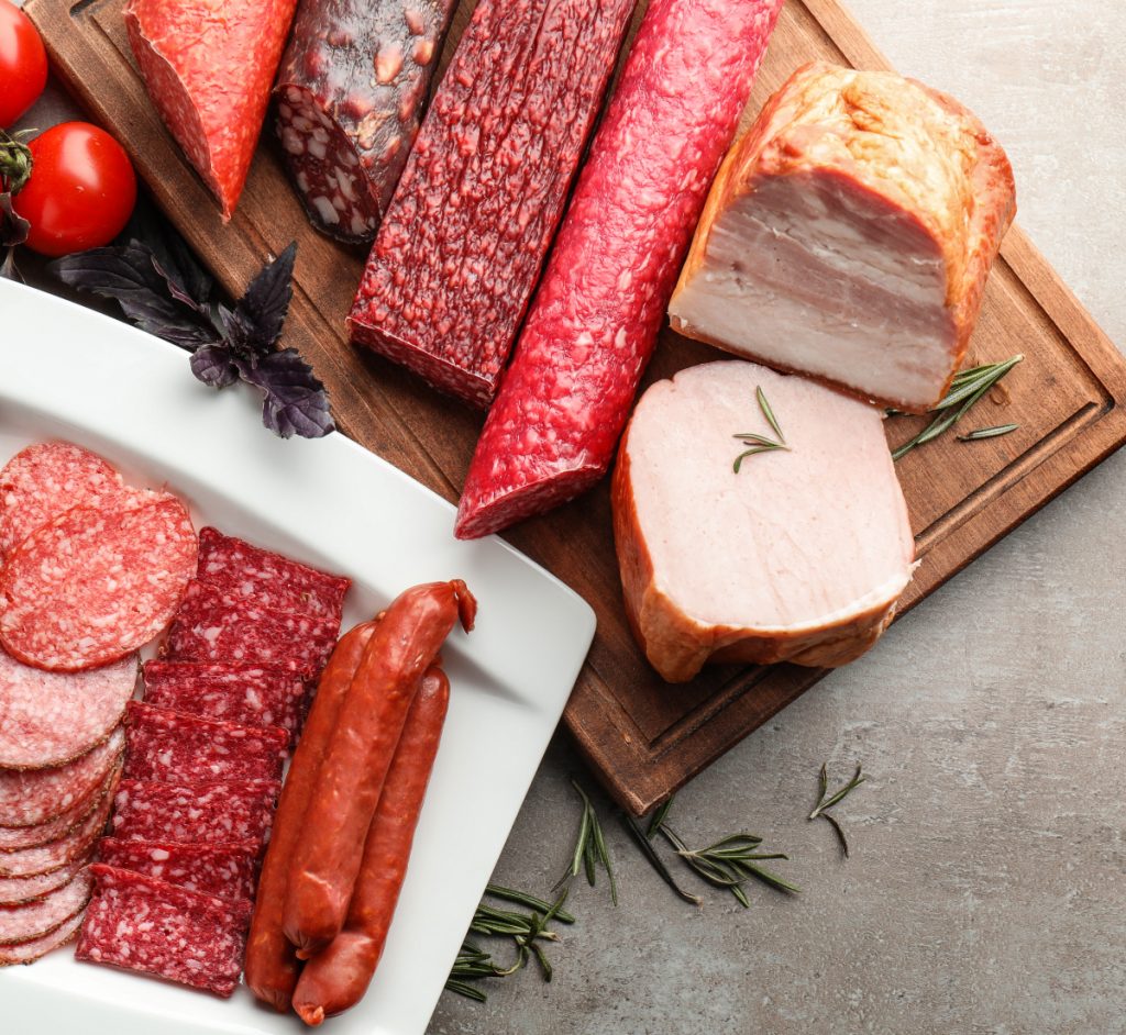 applications@2x sliced deli sausage on wooden tray