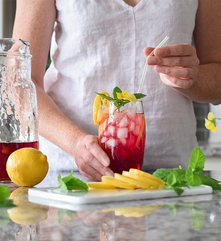 FFP-ColdBrew-Drink01 Woman making colorful iced tea