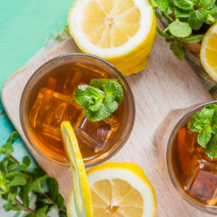 iced tea in glasses with lemons