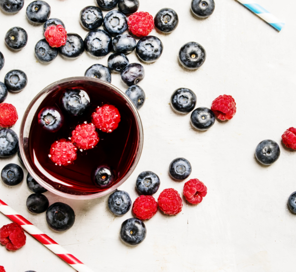 teas_functional functional tea beverage with berries